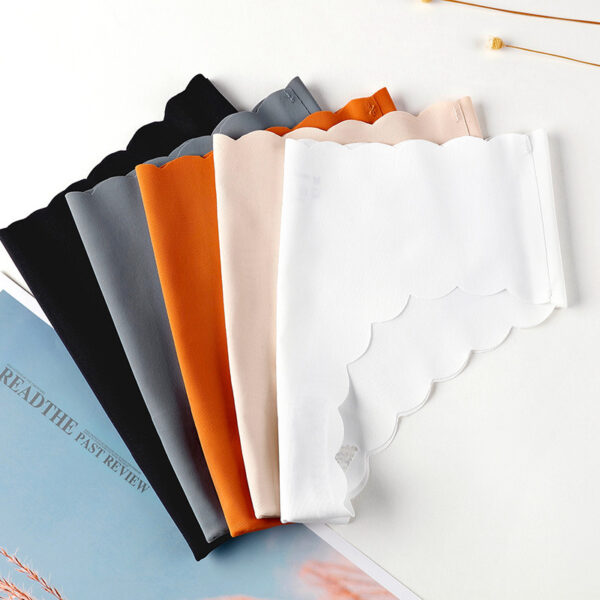 5 culottes pliées sur un fond. Une orange, une grise, une noire, une bleu et une blanche.