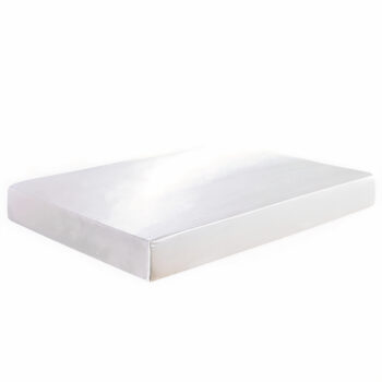 Matelas parés de draps housses en satin blanc.