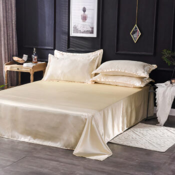 Drap plat nacré infroissable en satin. Bonne qualité et très confortable, sur un lit dans une maison.