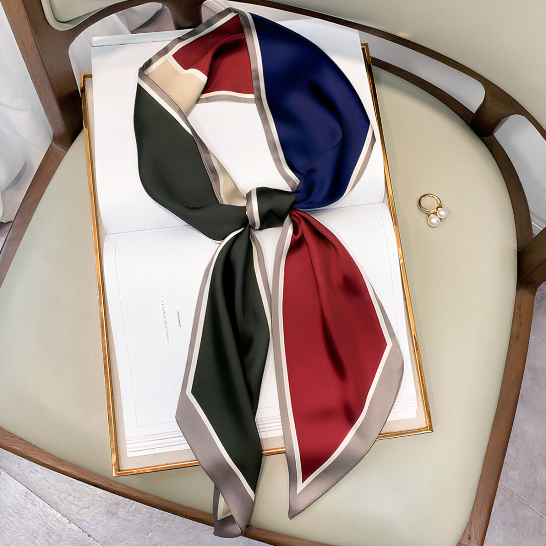 Foulard en satin multicolore, bonne qualité et très tendance.