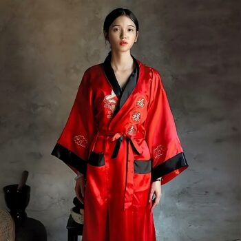 Femme asiatique portant un kimono en satin rouge et noir