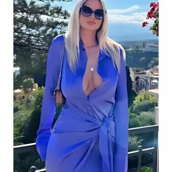 Mini robe courte en satin à manches longues violette. Bonne qualité et très tendance, porté par une femme.