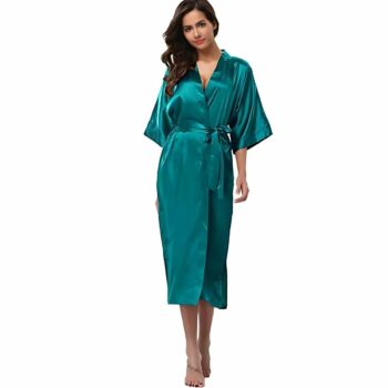Une femme en robe de chambre en satin de couleur verte.