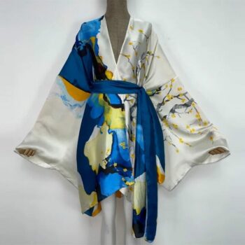 Kimono en satin pour femme motif abstrait ceinturé à la taille.