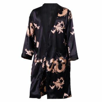 Kimono noir en satin brillant à motifs pour homme sur fond blanc