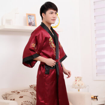 On voit un homme porté un kimono. Il est rouge d'un côté et noir de l'autre.