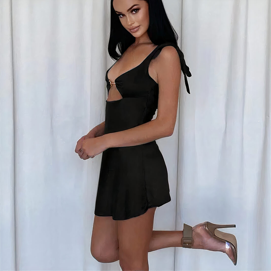 Mini robe courte en satin noire