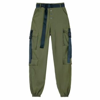 pantalon cargo en satin vert avec poches latérales, sangles noires sur les poches et en guise de ceinture.