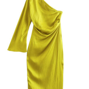 Robe en satin jaune longue manche asymétrique