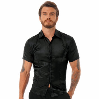 Homme portant une chemise noir sur fond blanc.