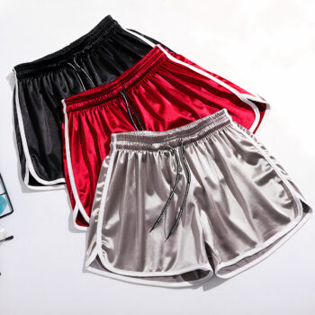 On voit trois shorts de pyjama en satin un noir, un rouge et un gris.