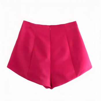 Short en satin rose sur fond blanc