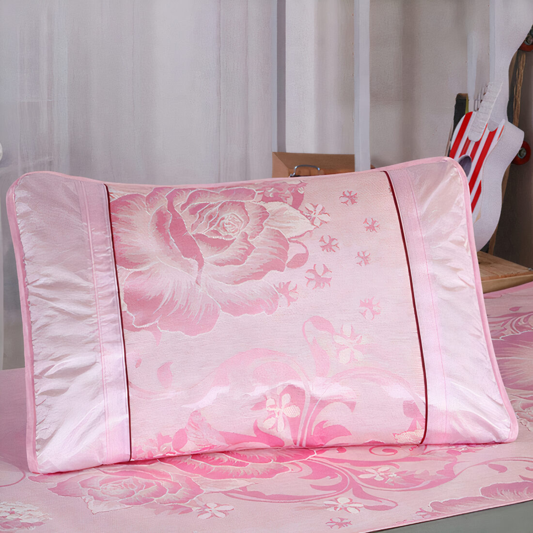 Taie d'oreiller en satin rose à broderies