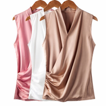 Top élégant sans manches en satin pour femme. Trois top sur des cintres les uns derrière les autres, rose, blanc, beige avec devant façon porte feuille et plissé sur le bas.