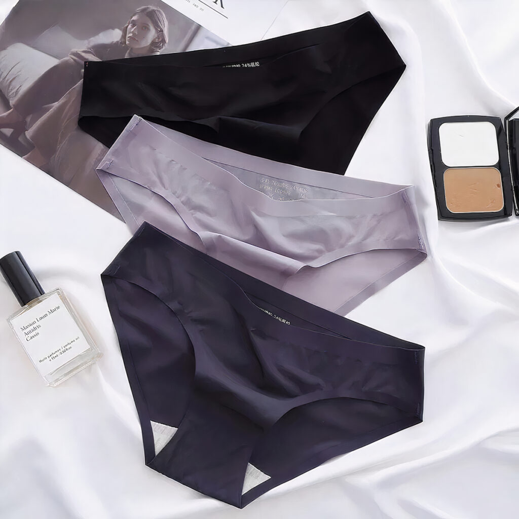 3 culottes en satin sur un fond blanc. Une noire, une violette et une grise.