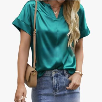 Blouse en satin décontractée pour femme vert porté par une jeune femme blonde, sur fond blanc.