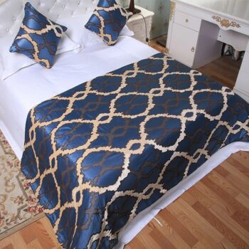 Couvre lit en satin bleu marine et doré sur lit blanc