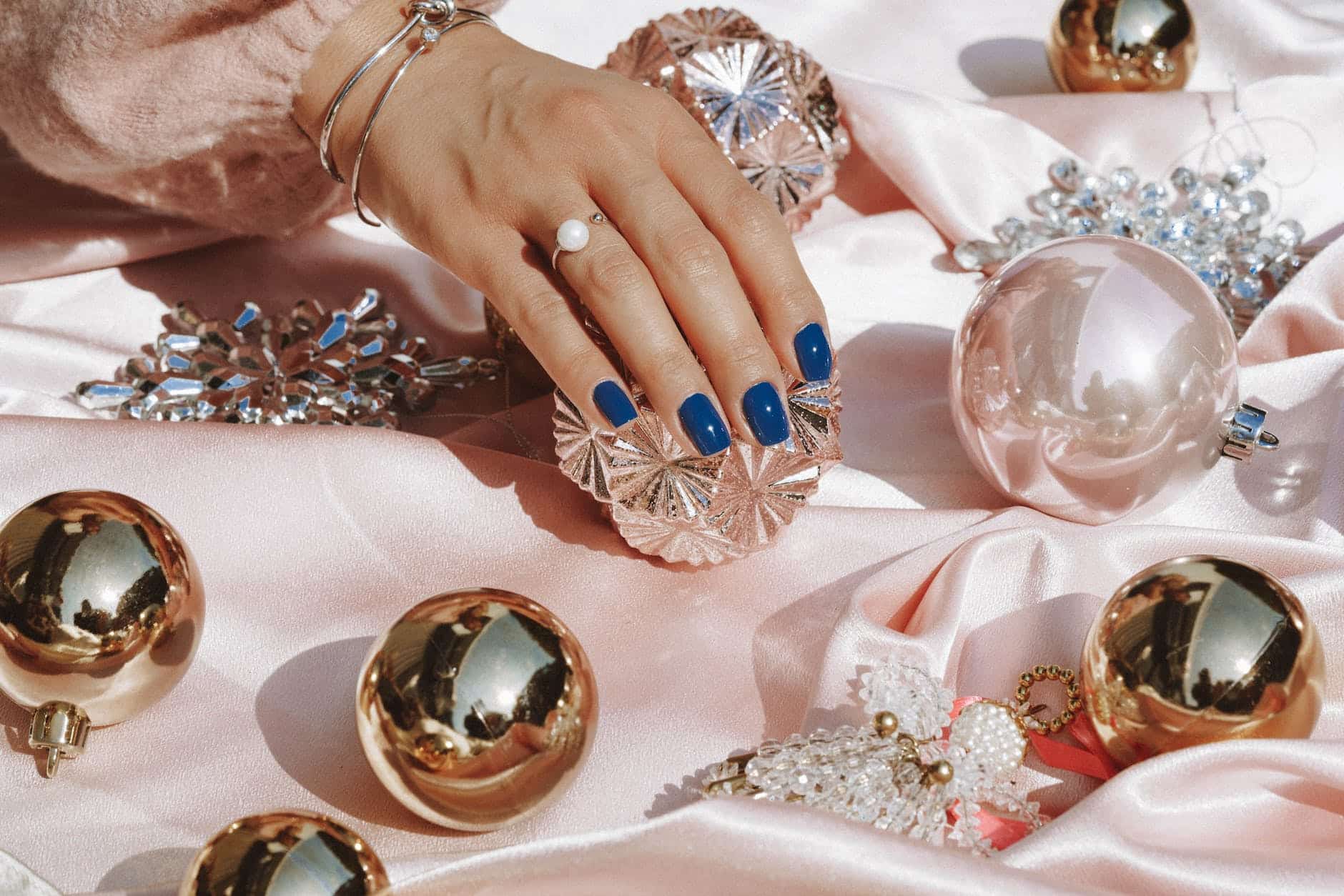 Bonnet de nuit : Faut-il le choisir en soie ou en satin ? person wearing gold ring and blue manicure