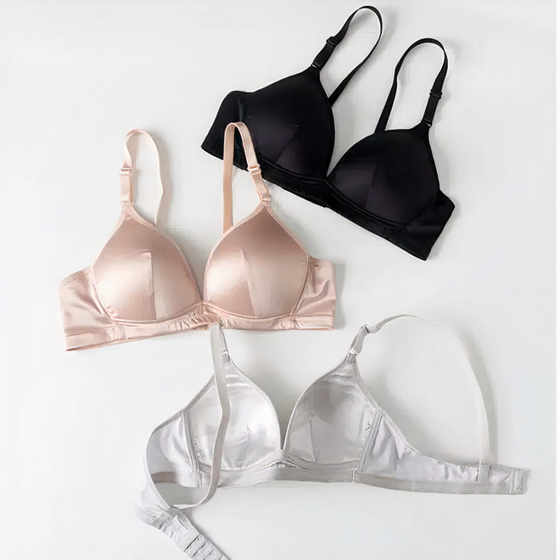 3 soutiens gorge, un noir, en dessous un beige, les 2 sont côté face et en dessous un blanc côté intérieur.