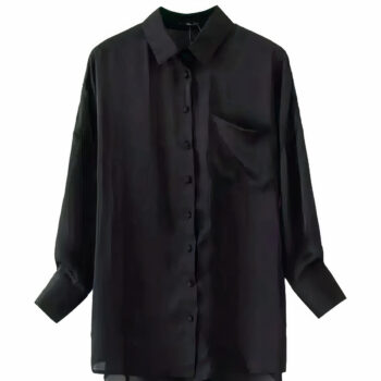 chemise longue noire en satin à manches longues avec des boutons noirs fermés et une poche noire sur la poitrine côté cœur.