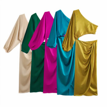 5 robes longues asymétriques avec une manche longue, une ouverture laissant apparaître le ventre et une ouverture portefeuille sur le bas. Elles sont les unes derrière les autres de la plus au fond à celle de devant : beige, verte, rose, bleue, jaune.