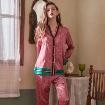 femme dans un décor vintage portant un pyjama en satin imprimé.