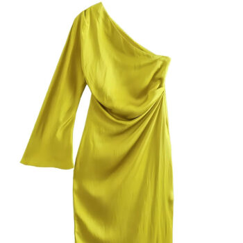 Robe longue asymétrique en satin jaune, bonne qualité et très tendance.