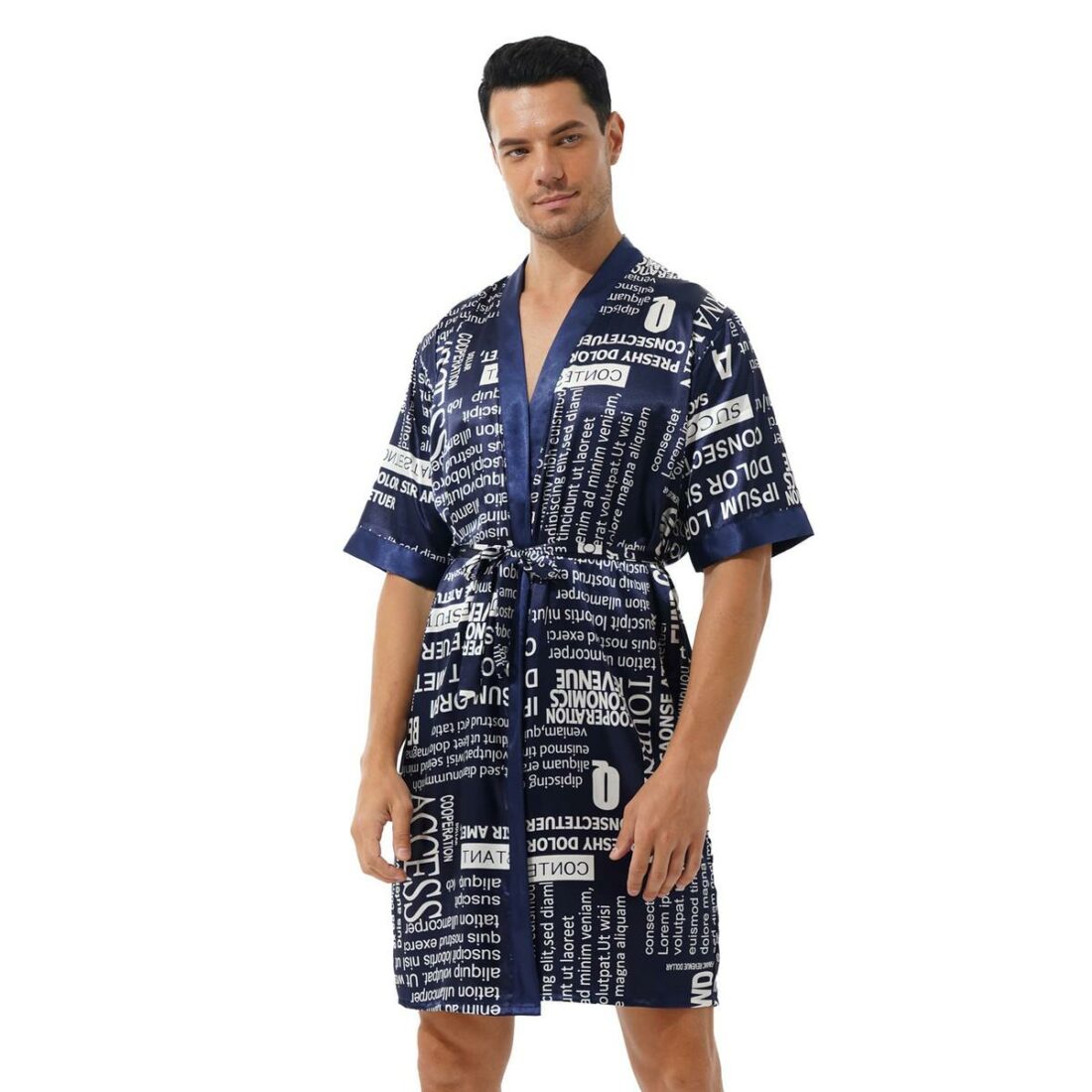 Homme portant un peignoir bleu avec des écritures blanches. Fond blanc.