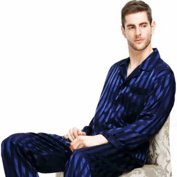 Homme assis portant un pyjama bleu rayé en satin à manches longues, les mains posées sur ses cuisses et la tête tournée vers sa gauche.